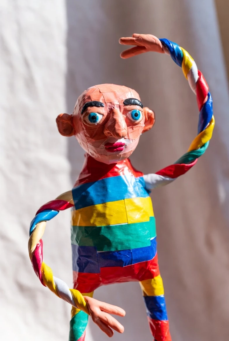 Un Personnage Fait Main Aux Traits Fantaisistes Realise En Bande Adhesive Et En