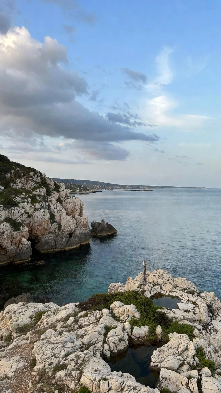 Un Paysage Cotier Serein Avec Un Premier Plan Rocheux Une Eau Calme Et Un Ciel