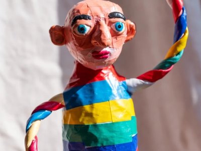 Un Personnage Fait Main Aux Traits Fantaisistes Realise En Bande Adhesive Et En