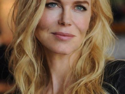 Nicole Kidman Blonde Portrait Elegant Sourire Mobile